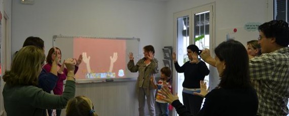 Los padres y sus hijos practican juntos inglés en BLS